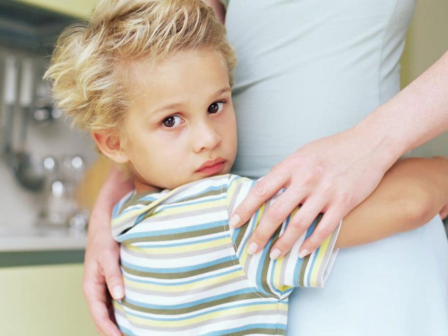 Если ребенок жмется к родителю в ответ на приглашение поиграть с ровесниками, то взрослому стоит обратить внимание на такую реакцию.