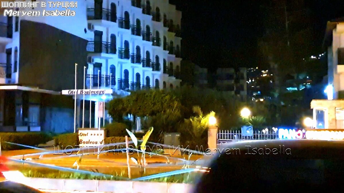 Итак, причина отсутствия предложений от отелей, в том, что они закрыты. Очень много закрытых отелей. Это пример отеля и на первой береговой линии и за ним. Смотрите видео.