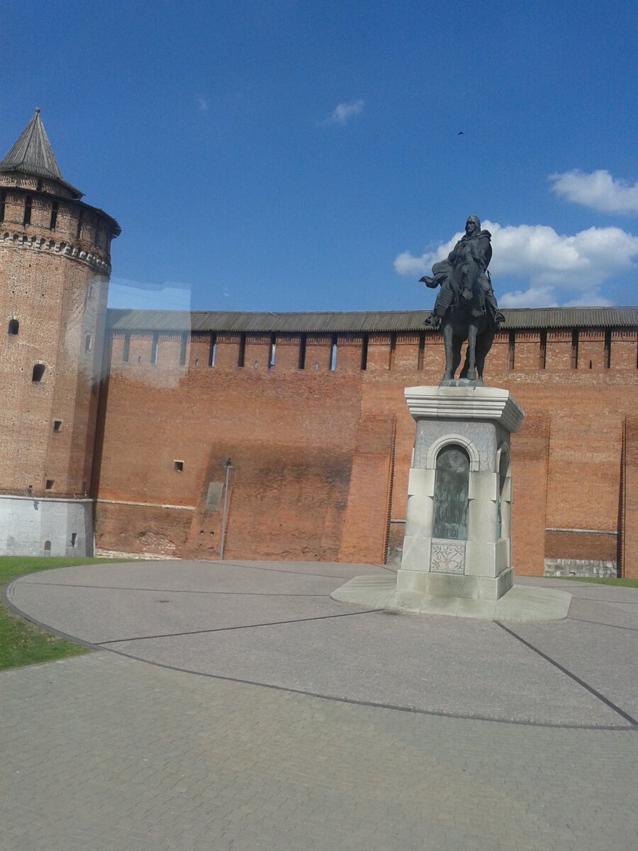 Памятник Дмитрию Донскому на фоне кремлёвской стены