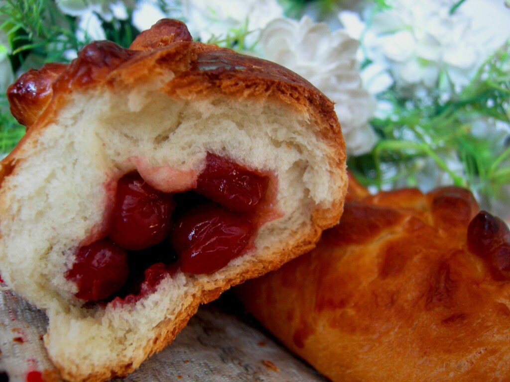 Пирожки с вишней