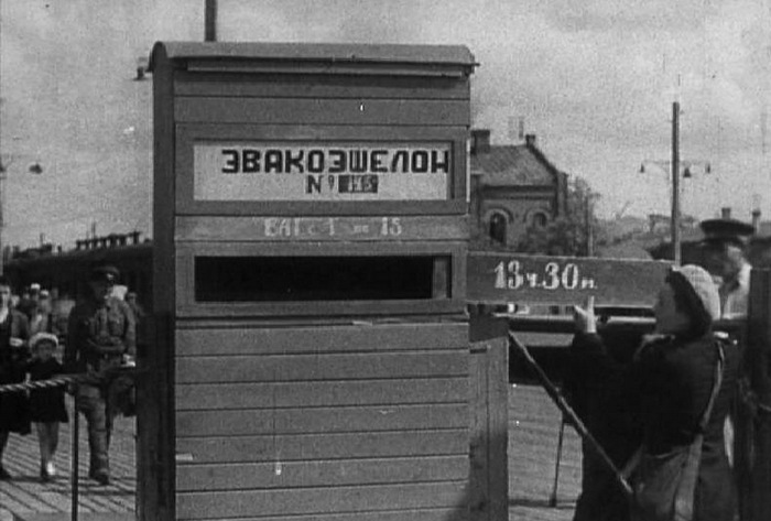 В ожидании эвакуационного эшелона на Казанском вокзале. Фото: 1941 г. Источник: http://www.world-war.ru/