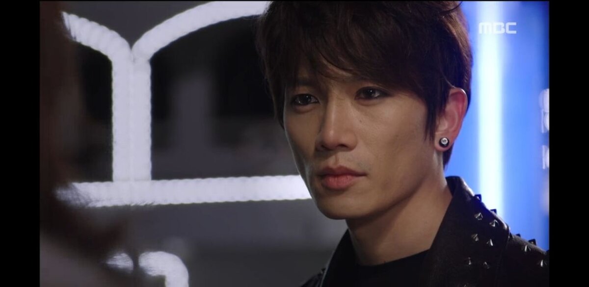 Кадр из дорамы " Убей меня , исцели меня"