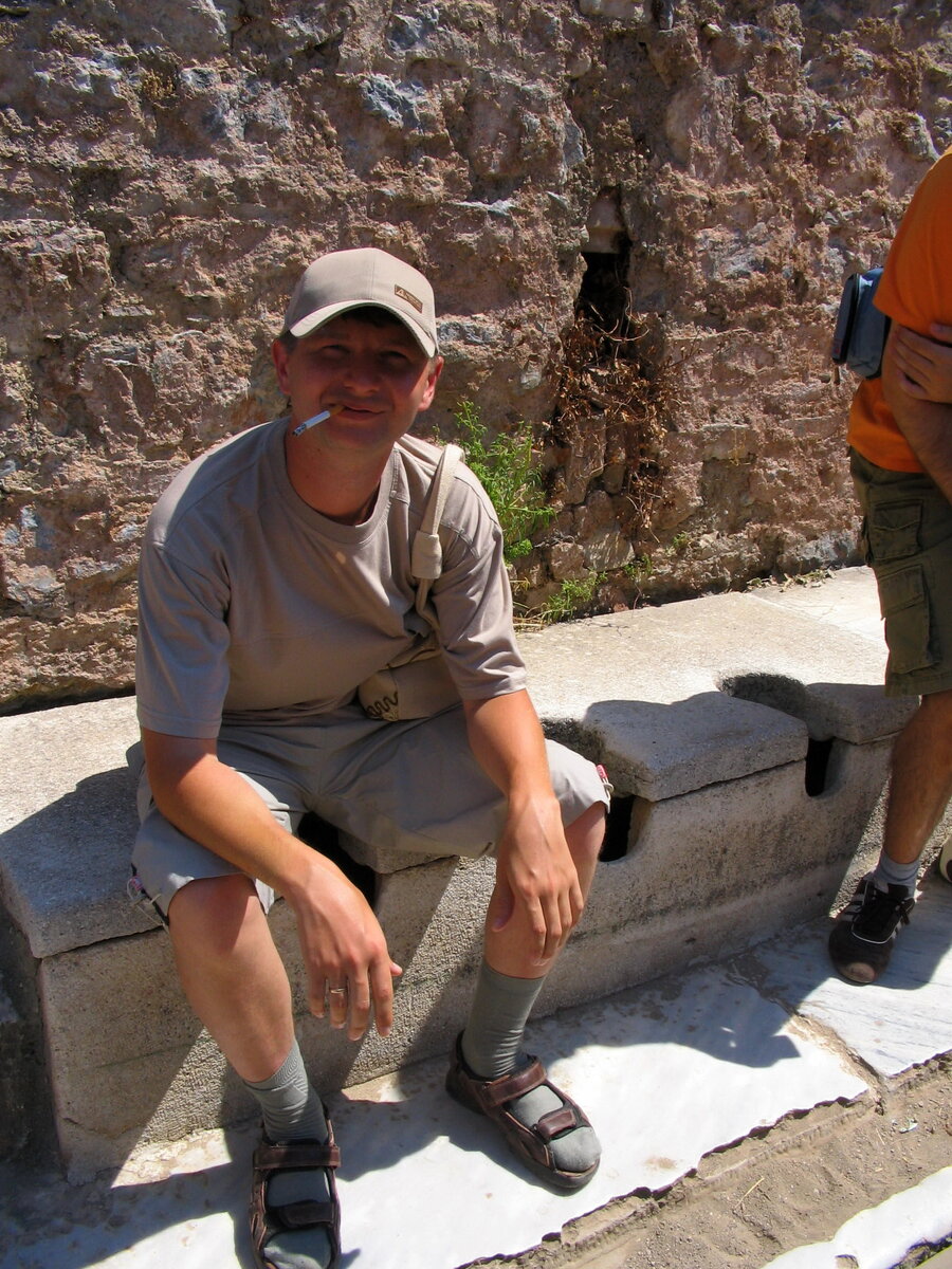 В античном туалете