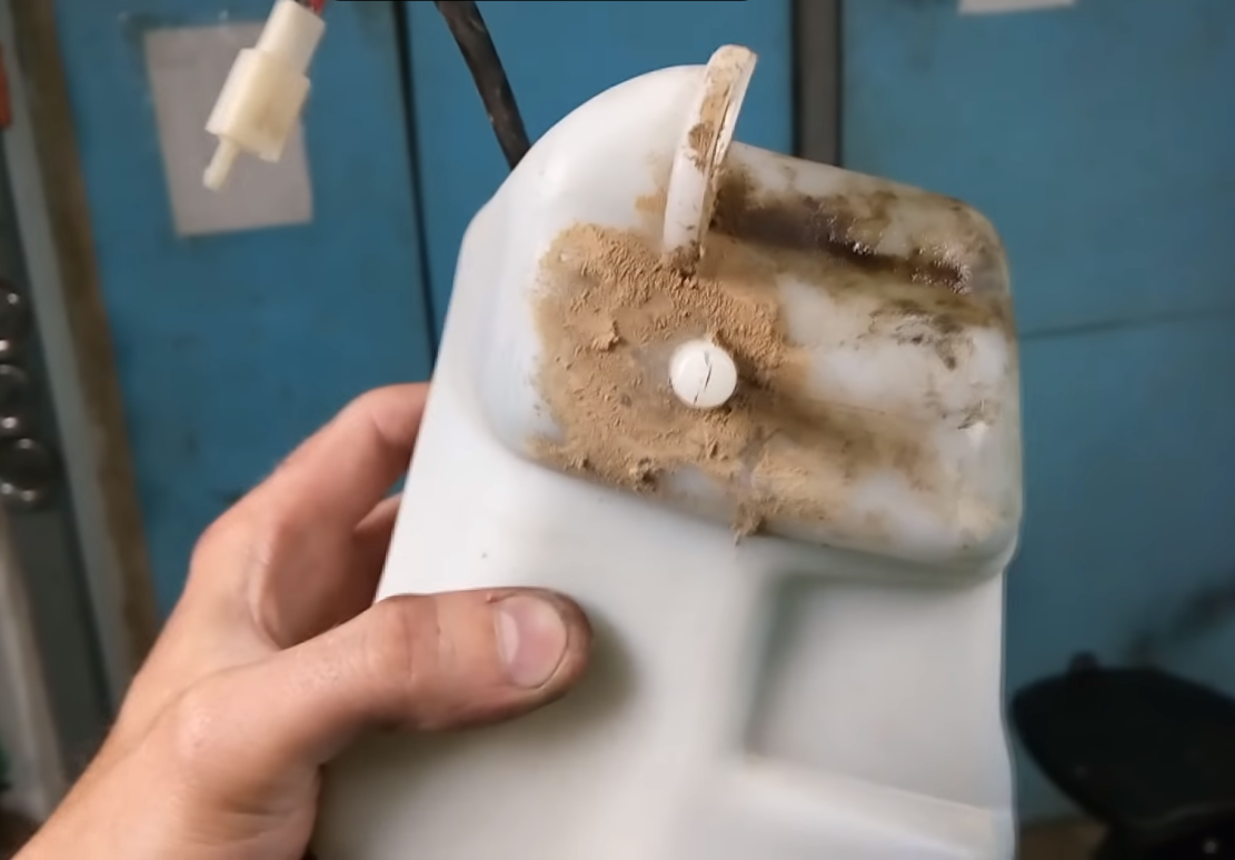 Штуцер был без дырки для масла!!!!!!!! (Извиняюсь за качество).