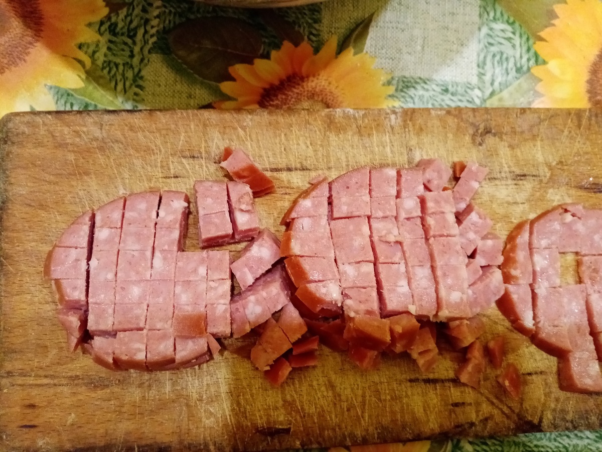 Колбасу и сыр нарезаем кубиками.Можно сыр натереть на тёрке, как кому нравится. 😉