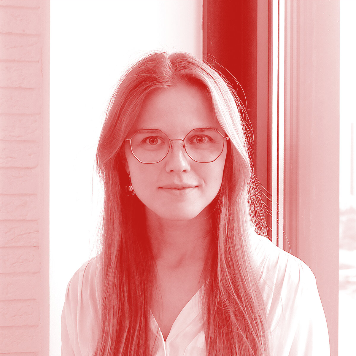 Меня зовут Лена Подзорова, и я с командой врачей создала курсы про женское здоровье Deva. Расскажу, какие были проблемы у меня самой, и как я их решила