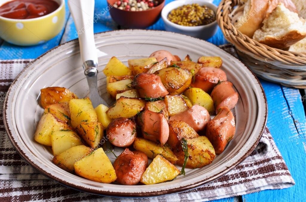 Молодой картофель с колбасками