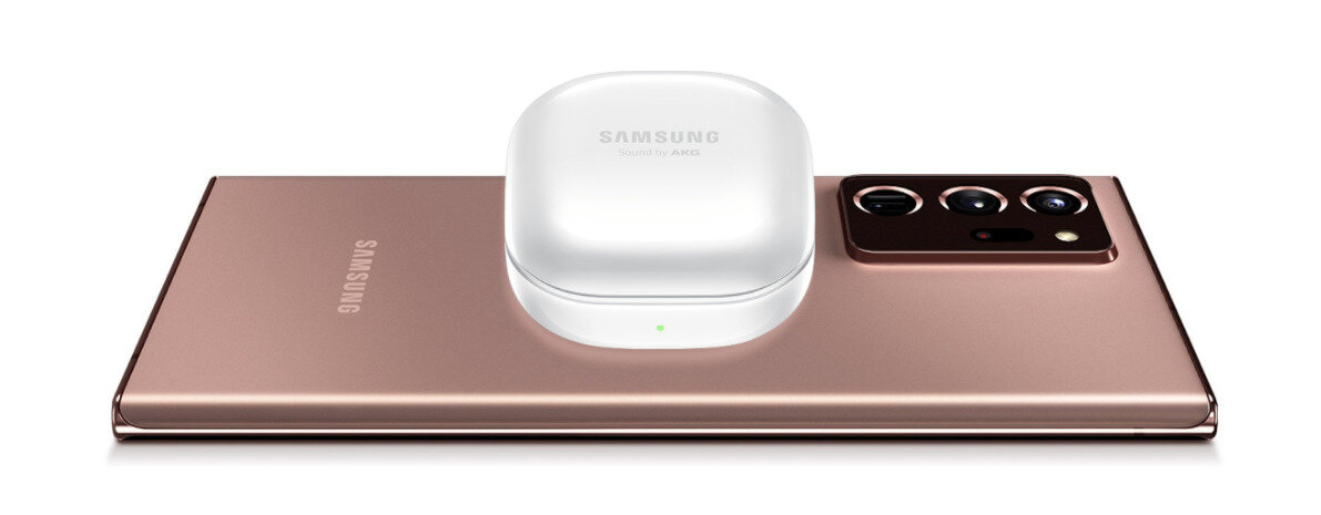 Беспроводная зарядка Galaxy Beats Live от смартфона