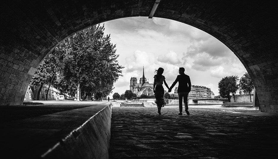 Никто не предугадает, когда рука на бедре может привести к ножу в спине. 