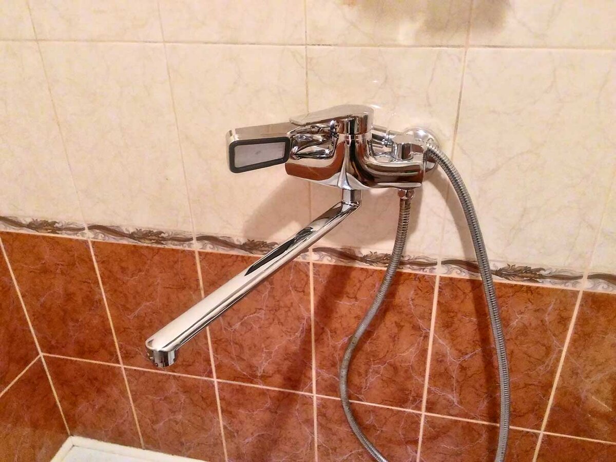 смеситель установленный. монтаж смесителя в ванной. монтаж смесителя в ванной. поменять смеситель в ванной самостоятельно. кран смеситель.