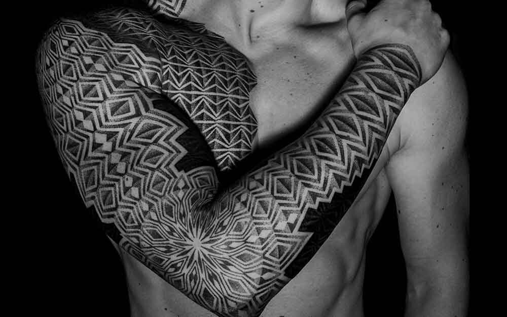 Чаще всего этот стиль, по крайней мере я, встречаю в татуировках