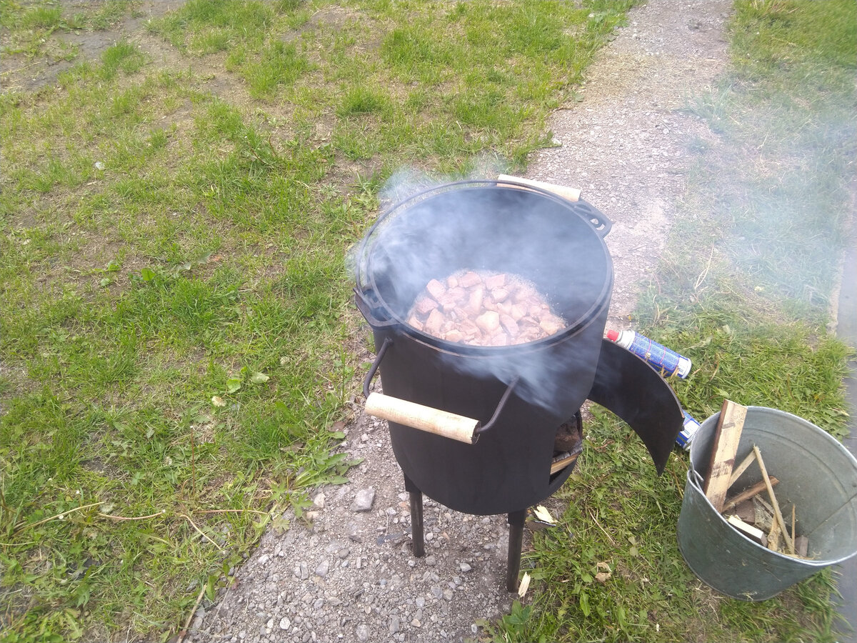 Плов из гречки с рисом еще вкуснее, если приготовлен на огне.