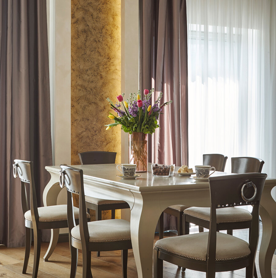 Стол цвета жемчужно-белый - RAL 1013 в интерьере гостиной (фото из портфолио дизайнеров Андрея и Екатерины Андреевых).