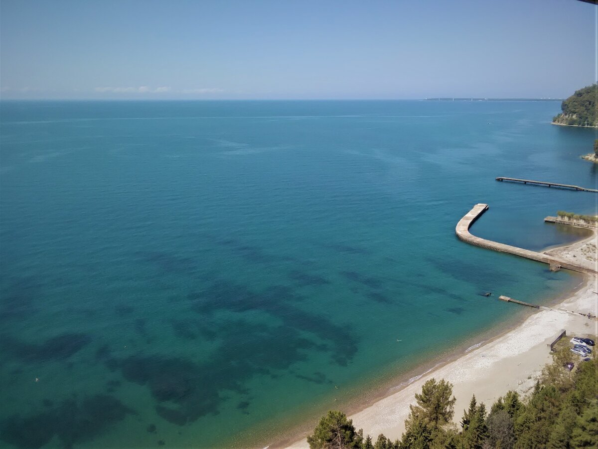 Где в сочи самое чистое море. Золотая бухта Мюссера. Бухта Мюссера Абхазия. Пицундская бухта Абхазия. Бухта Пицунда Абхазия.