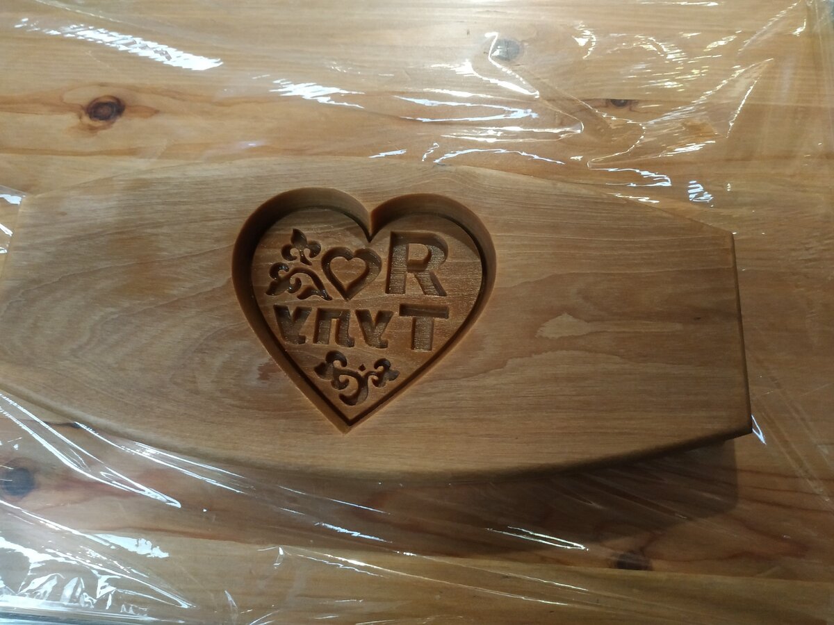 Обратите внимание. Узор на доске вырезан в зеркальном отображении.