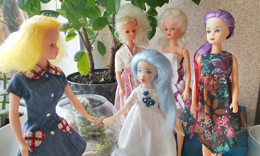 На фото - 4 оригинальные куклы и 1 с перерисовкой лица (с голубыми волосами)