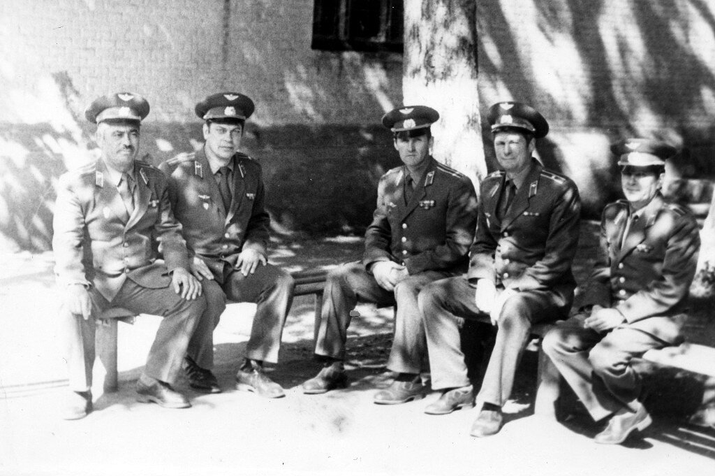 Крайний слева командир 8 роты Абрамян Рудольф Сумбатович