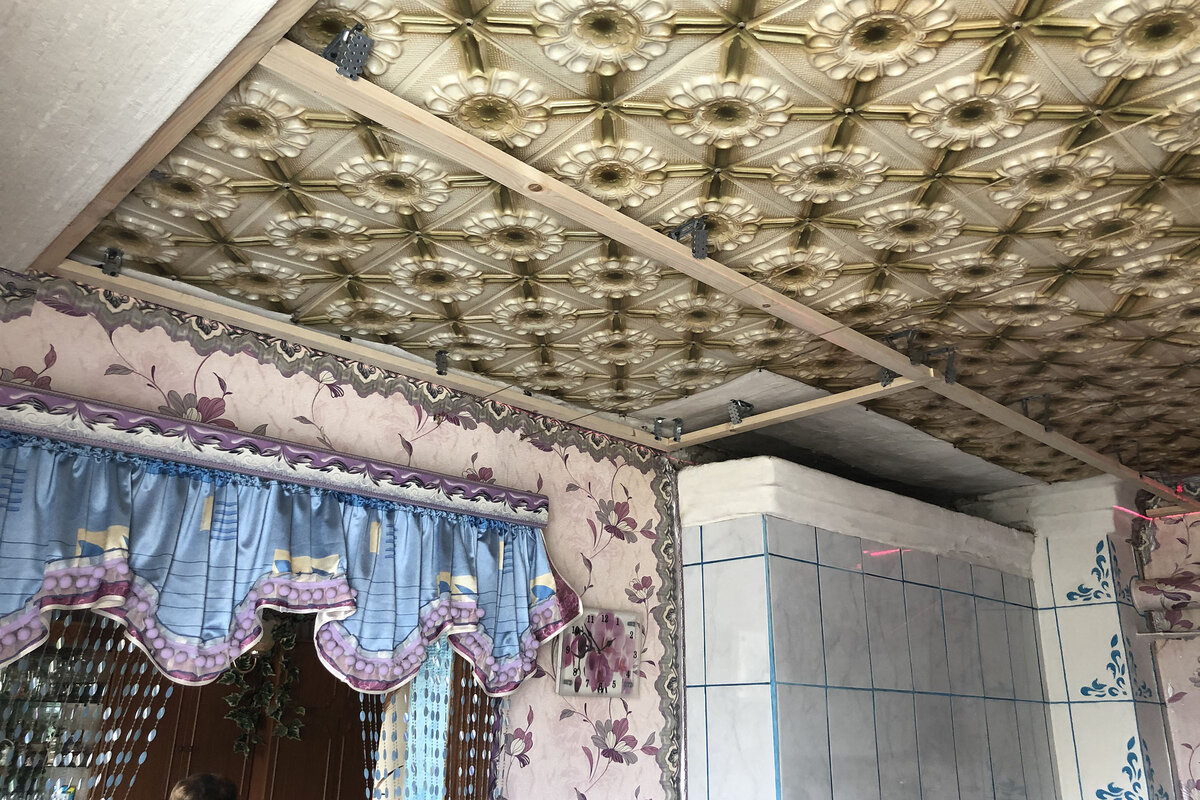 Монтаж подвесного потолка из панелей ПВХ – пошаговое руководство