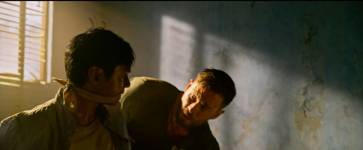 Момент обретения свободы (фото: авторский снимок экрана с кадрами из фильма "Тайлер Рейк")