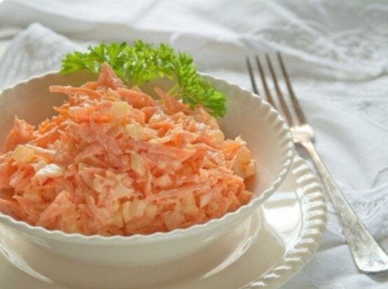 Морковный салат с яйцом.