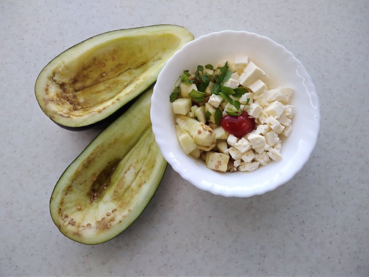 Начинка: мякоть баклажана,брынза,зелень, томатная паста. 