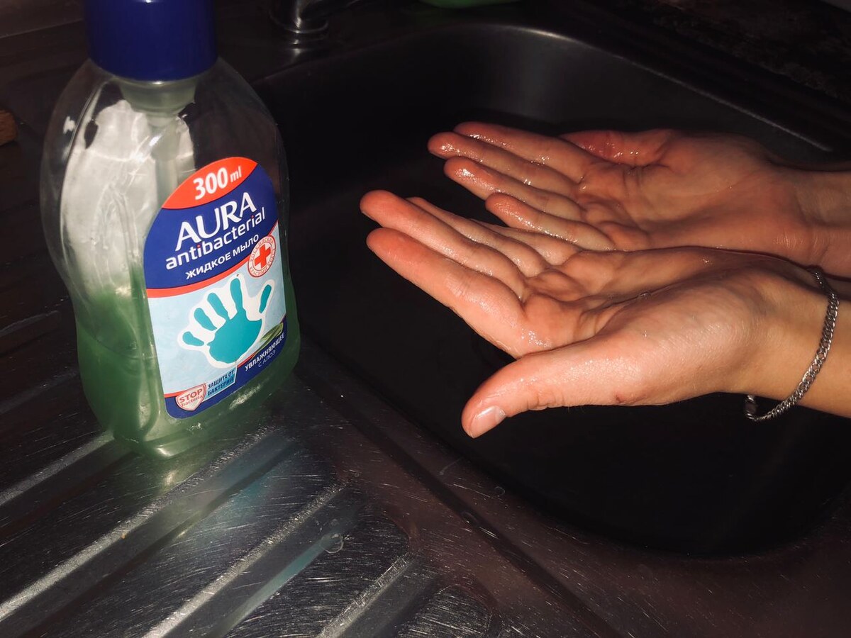 Антисептик из Алое Вера и медицинского спирта в дозаторе из обычного магазинного мыла