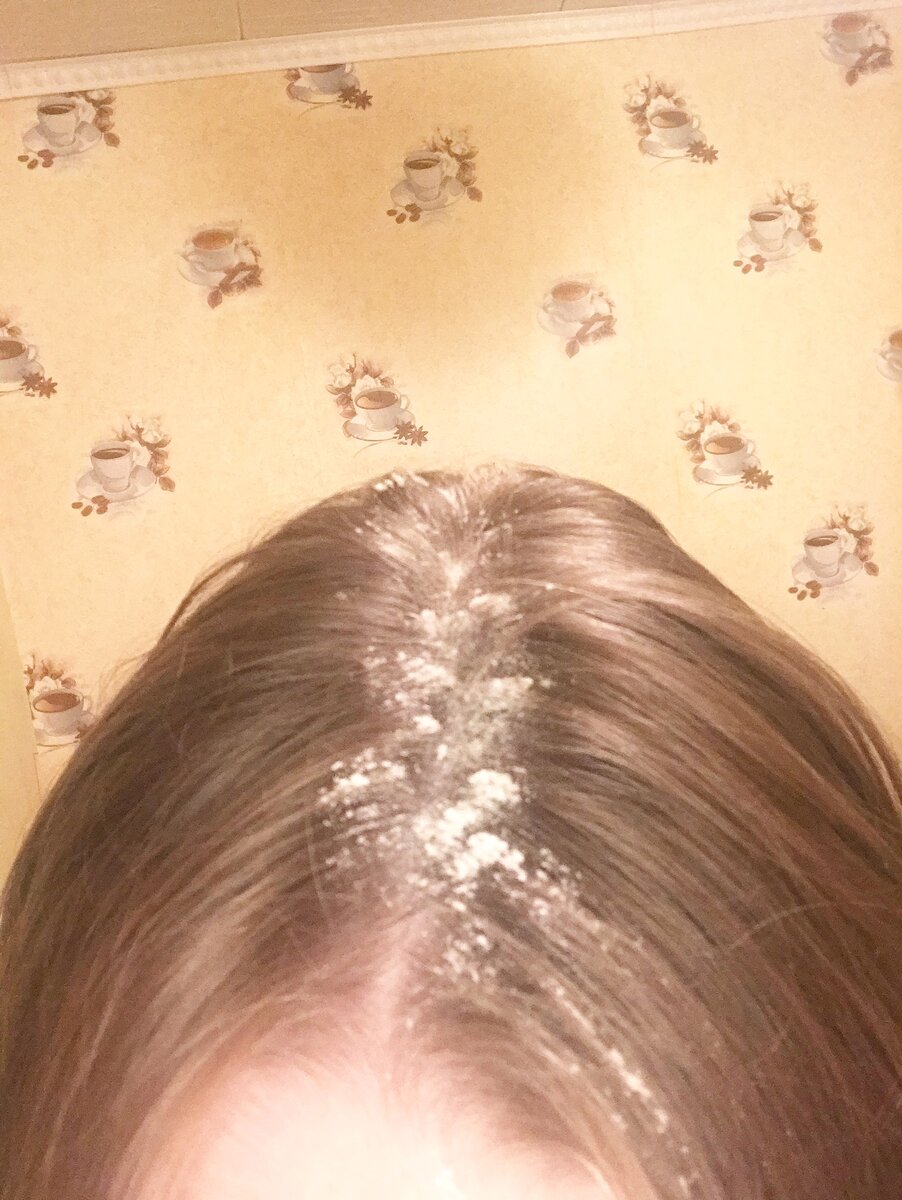 Один из способов — мука на корнях волос