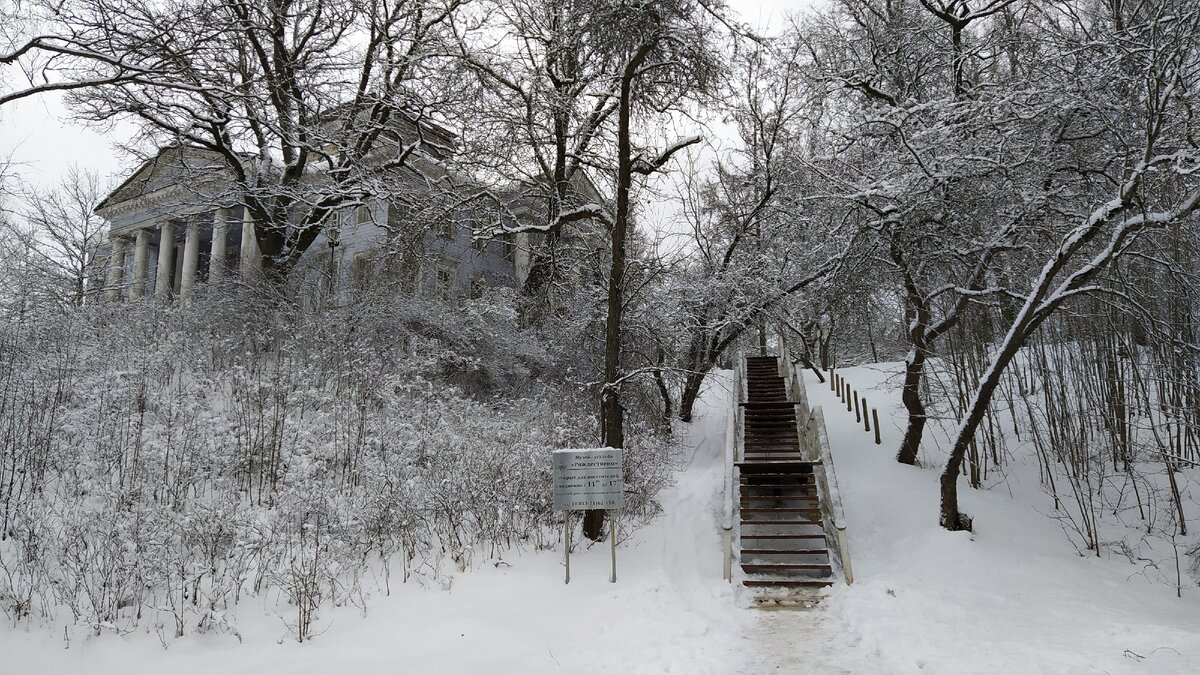 Есть вход с парковки, а по этой лестнице можно подняться от шоссе ➡