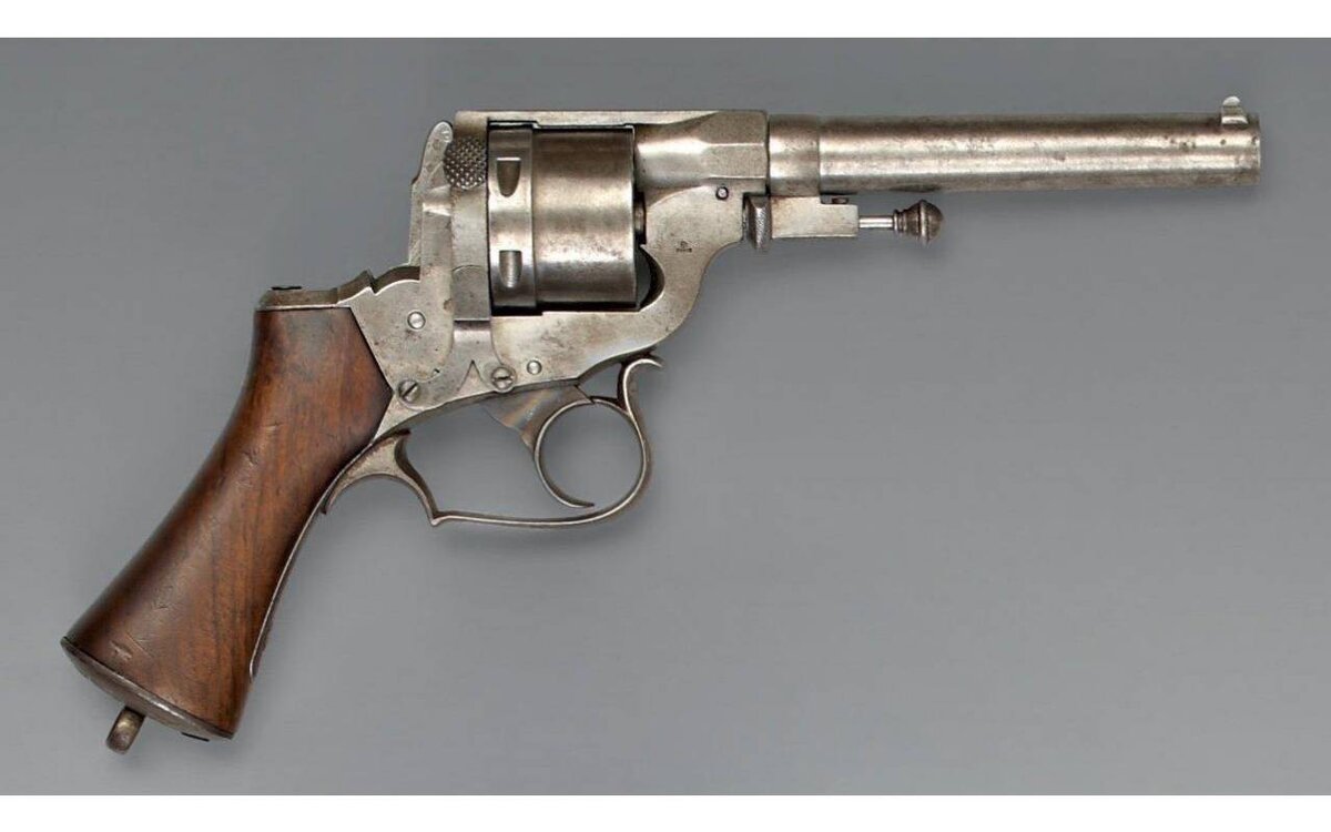 Продавался южанам и французский револьвер Л. Перрина из Парижа M.1859 (2-й тип) калибра 11-мм. Механизм револьвера был основан на патентах Л. Перрина и отличался некоторой сложностью, но зато позволял стрелять самовзводом. Удобен также тем, что стрелял патронами центрального боя. Эти револьверы обычно в частном порядке приобретались офицерами французской армии, а также продавались гражданским лицам. Неудивительно поэтому, что некоторые оказались в Соединённых Штатах во время Гражданской войны. У револьвера очень красивая цельная рукоять из тёмного ореха. Рамка разомкнута, как и у револьверов Кольта. Круглый ствол имел длину 5,75 дюйма. Любопытно, что у курка нет спицы для взведения его вручную. Стрелять из него можно было только самовзводом! («Тьерри де Магре») 