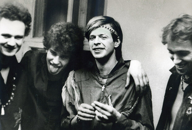 «Аквариум» и Сергей Курехин (справа), 1987 год. Фото, источник: архив «Огонек» / «Коммерсантъ»