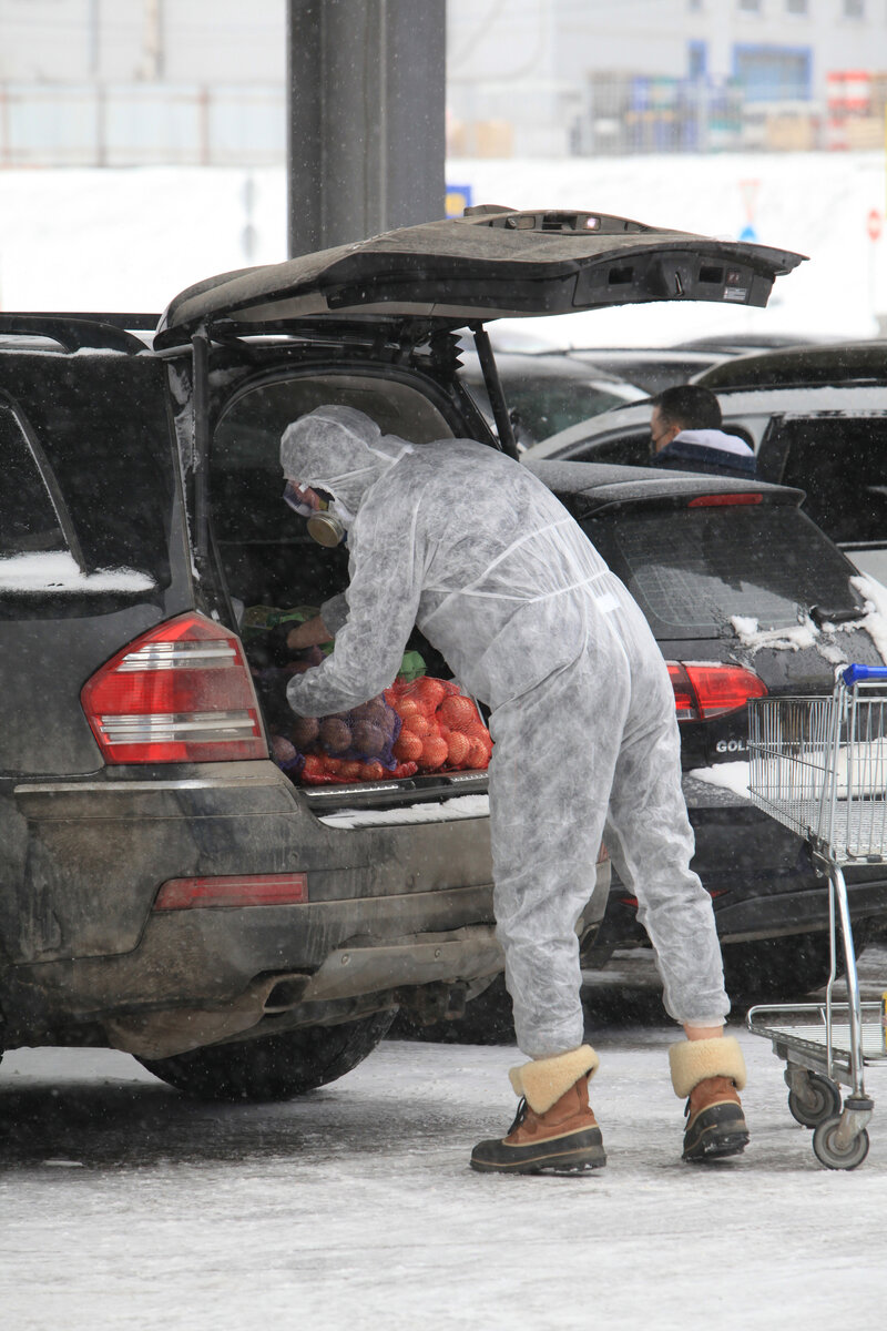 Москвич покупает продукты. Марта, 2020. Фото: Sergey Bezgodov/ Shutterstock