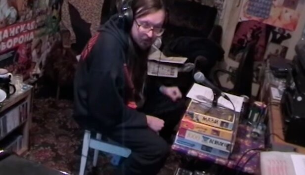 Игорь Фёдорович Летов объективно нарушает все "правила" записи на коробке "Мазей"