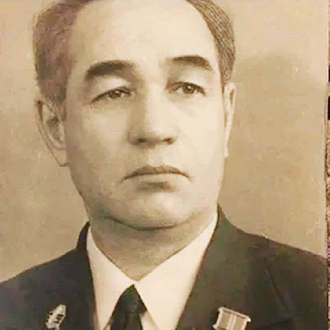 Мухадин Ахметов родился в крестьянской семье в ауле Зеюко (ныне Хабезский район Карачаево-Черкесия) 25 июля 1917 года. В 1933 году окончил Черкесское педагогическое училище. 