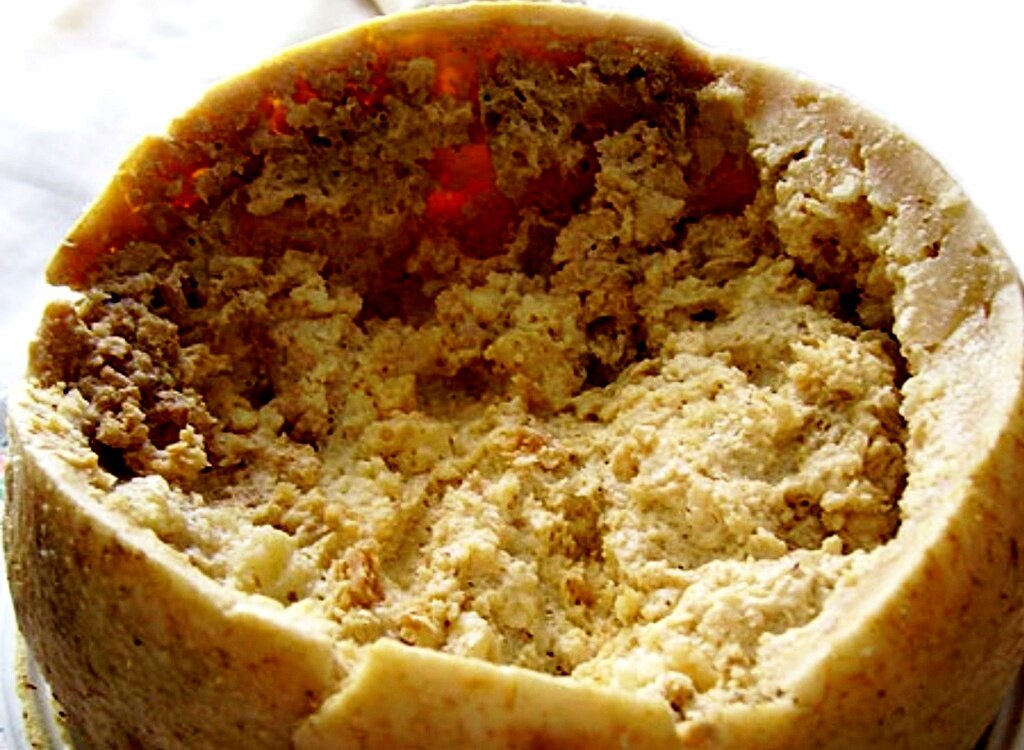 Деликатес из Сардинии «Casu marzu», название которого означает «гнилой сыр» или «червивый сыр», содержит живые личинки насекомых. Этот сыр сорта пекорино выдерживают до состояния гниения, вызванное деятельностью личинок сырной мухи. Личинки представляют собой небольших червячков, которые при опасности могут перемещаться с помощью прыжков на расстояние до 15 сантиметров.