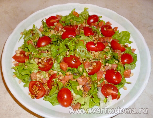 Салат с кедровыми орешками и красной рыбой