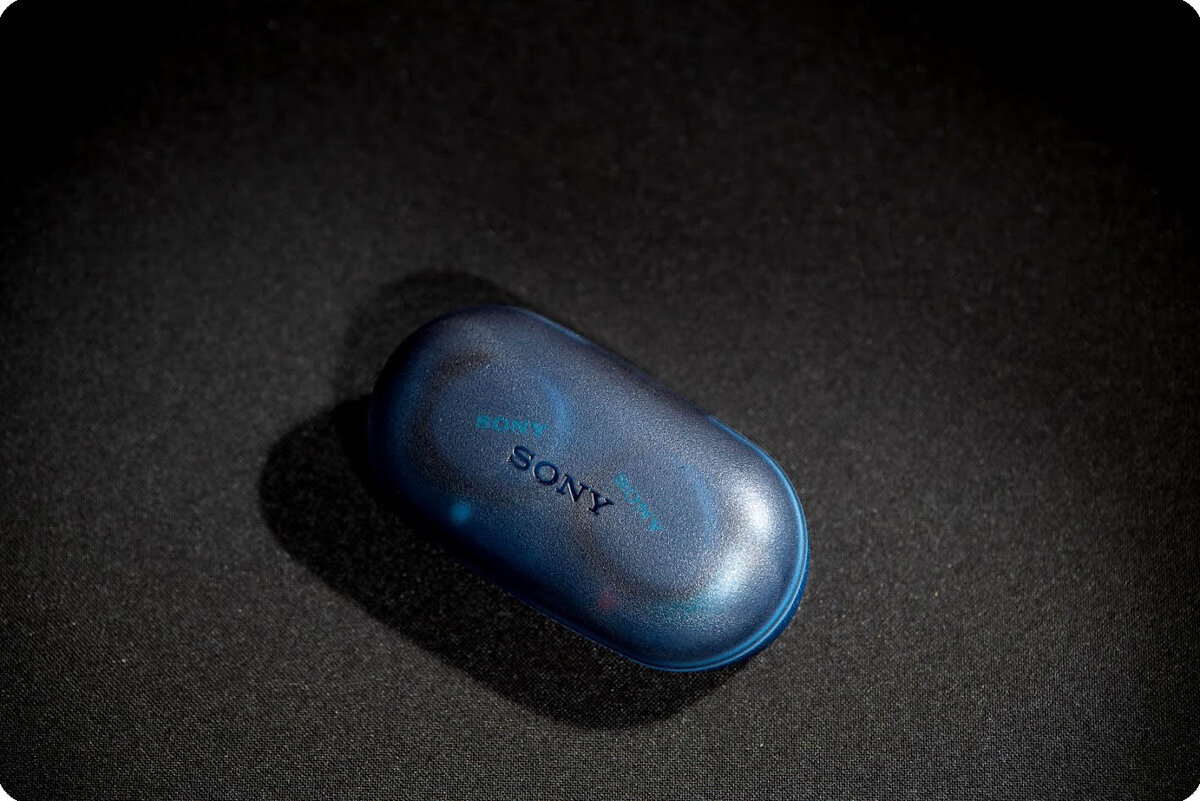 Кейс наушников Sony WF-XB700 смотрится необычно