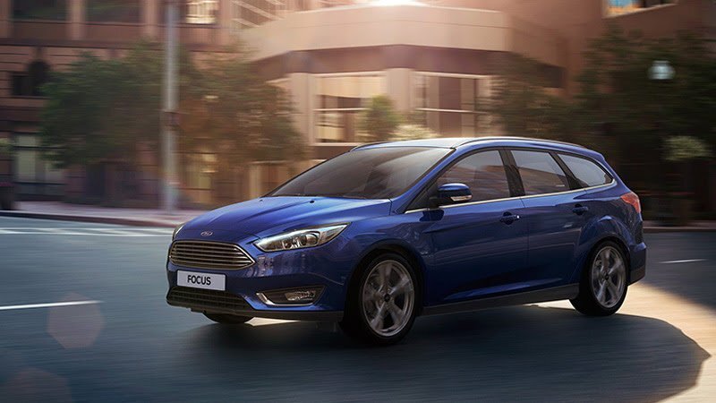 Ford Focus. Легендарный автомобиль, который идеально подойдет для семейного пользования, причем во всех исполнениях – седан, хэтчбек и универсал. Вместительные багажники, просторный салон, проверенная временем линейка экономичных и надежных моторов, жемчужиной которой являются двигатели EcoBoost, множество вспомогательных систем уже в базовой комплектации (ABS, EBD, ESP, TC, EBA, HSA), подголовники всех пассажиров, наличие детского крепления — вот лишь немногое из того, чем может похвастать Фокус.