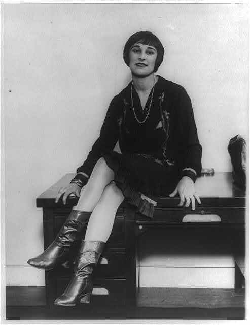 Модница в "русских сапожках". Америка 1920 год. Фото: picryl.com