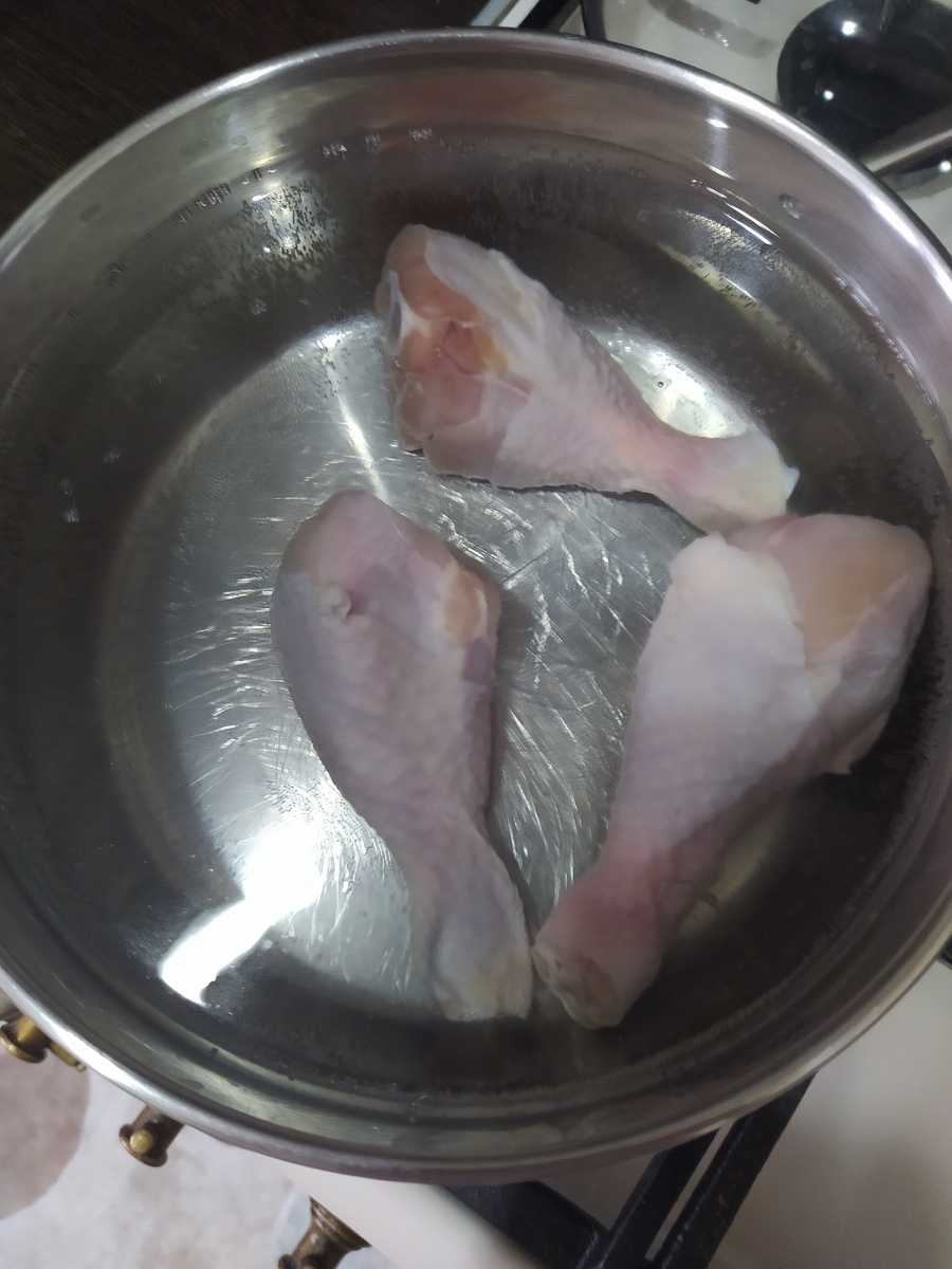 куриные ножки в воде.