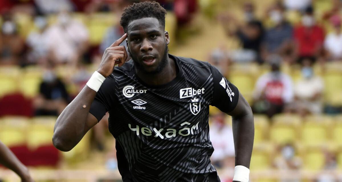 Булайе Диа (фото из Интернета). Ему идет черный цвет футболки, а если разбавить зеленым, то будет совсем идеально.