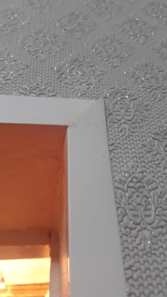 Пример уголка приклеенный к стене 