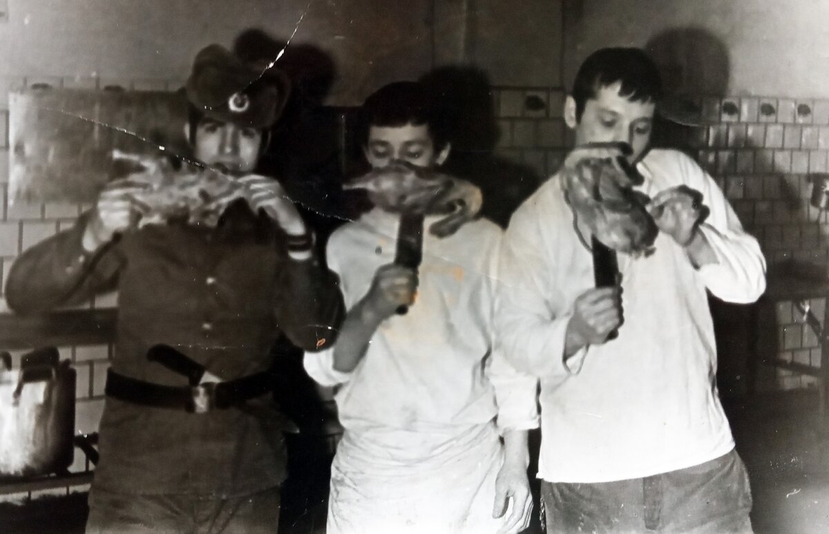молодые повара и кладовщик. (фото из дембельского альбома автора)