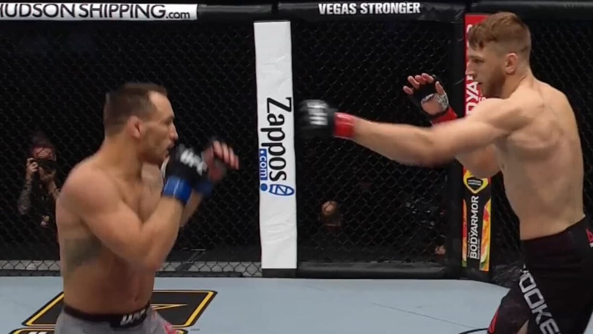 Майкл Чендлер .чемпион Bellator, против Дэна Хукера.  фото: картинки яндекса. 