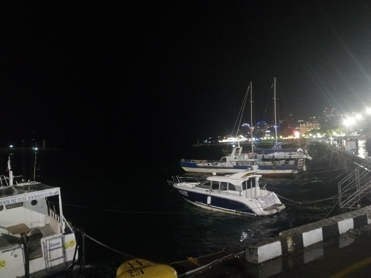 Набережная Ялты в этот вечер