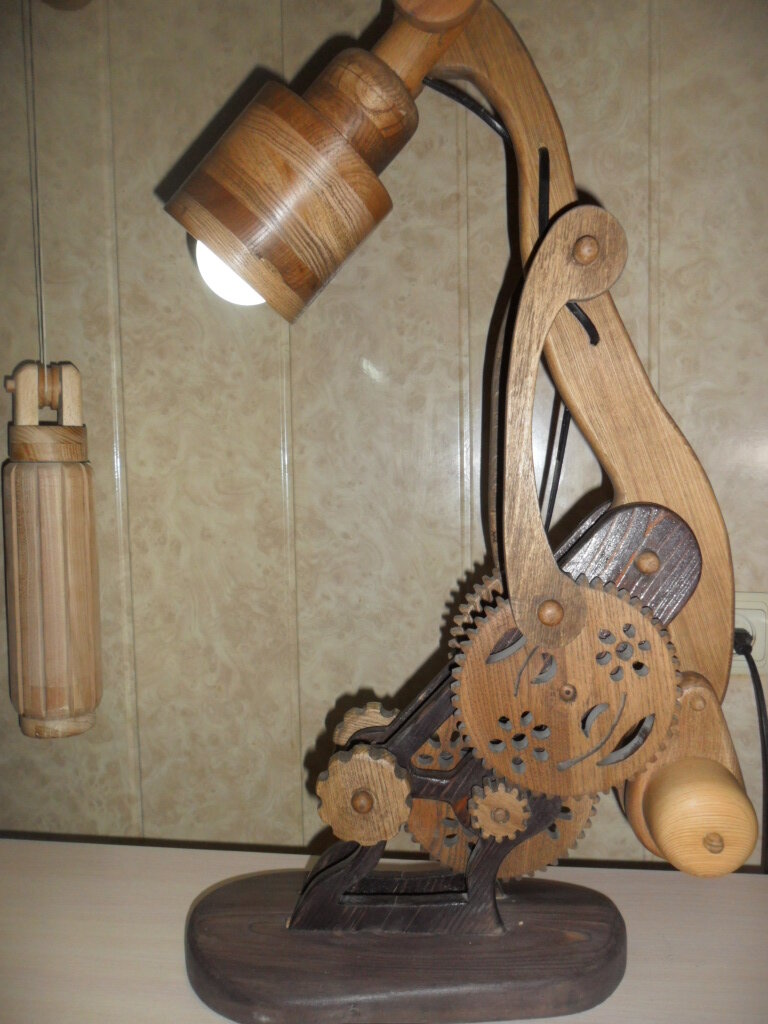 Настольный светильник из дерева.