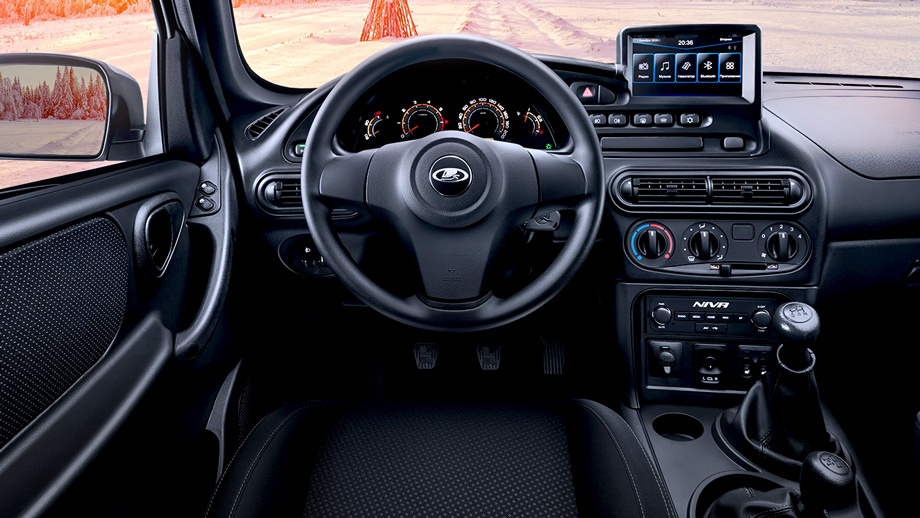 Только в вариантах Luxe и Luxe Off-road (на снимке) доступны две подушки, обогрев лобового стекла, медиацентр с семидюймовым тачскрином, камера заднего вида с омывателем и датчики парковки сзади.