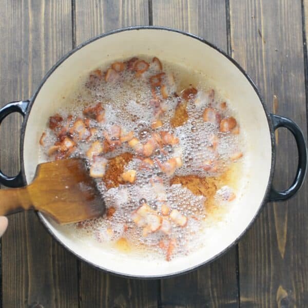 Обжарим бекон до золотистой корочки   Фото: cooktoria.com             