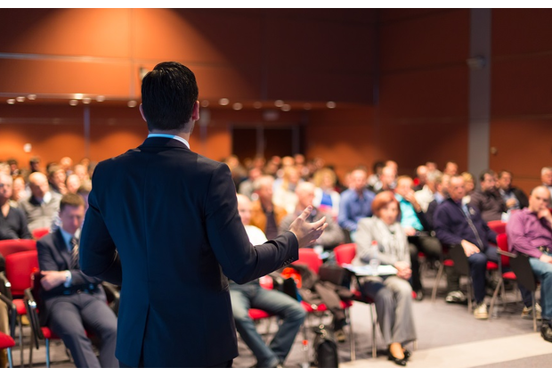 Speraker(спикер, рассказывает про успешный успех)