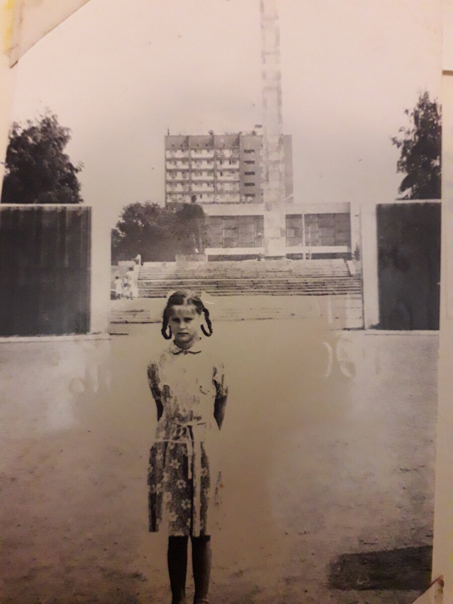 Таня Ельцина - моя подружка из пионерлагеря в 1989 году. Фото из семейного архива автора.