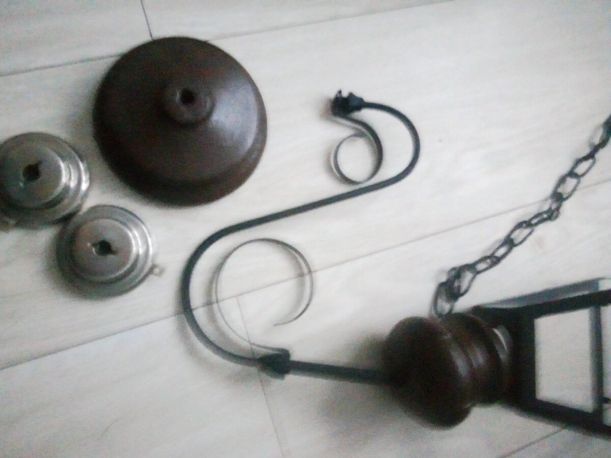 Я сняла лак с деревянных элементов и покрасила их матовой коричневой краской. 